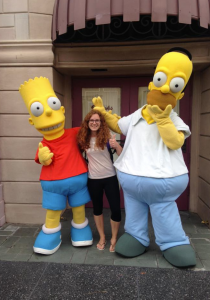 Mit den Figuren von den Simpsons.